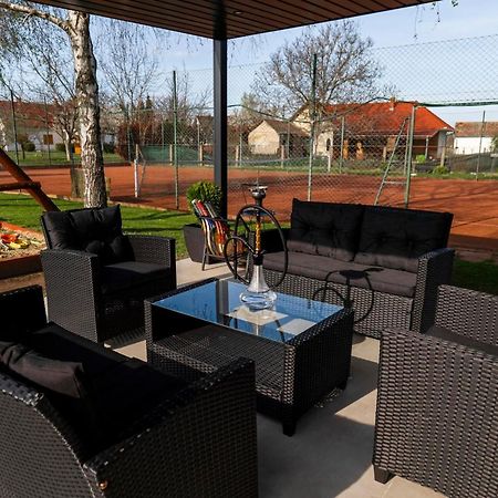 Tennis Guesthouse Ordacsehi Exterior photo