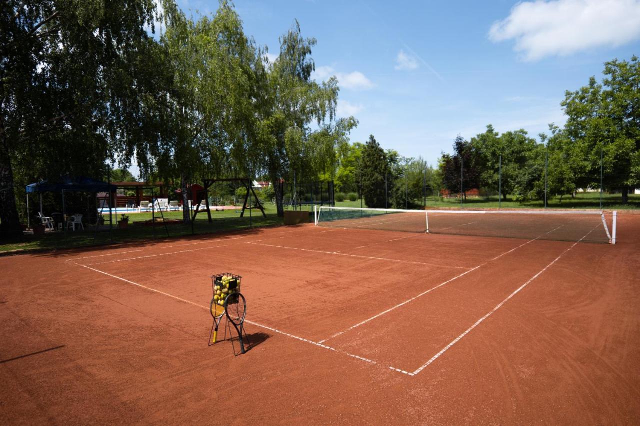 Tennis Guesthouse Ordacsehi Exterior photo
